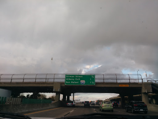 Shopping Mall «Powell Street Plaza Shopping Center», reviews and photos, 5795 Christie Ave, Emeryville, CA 94608, USA