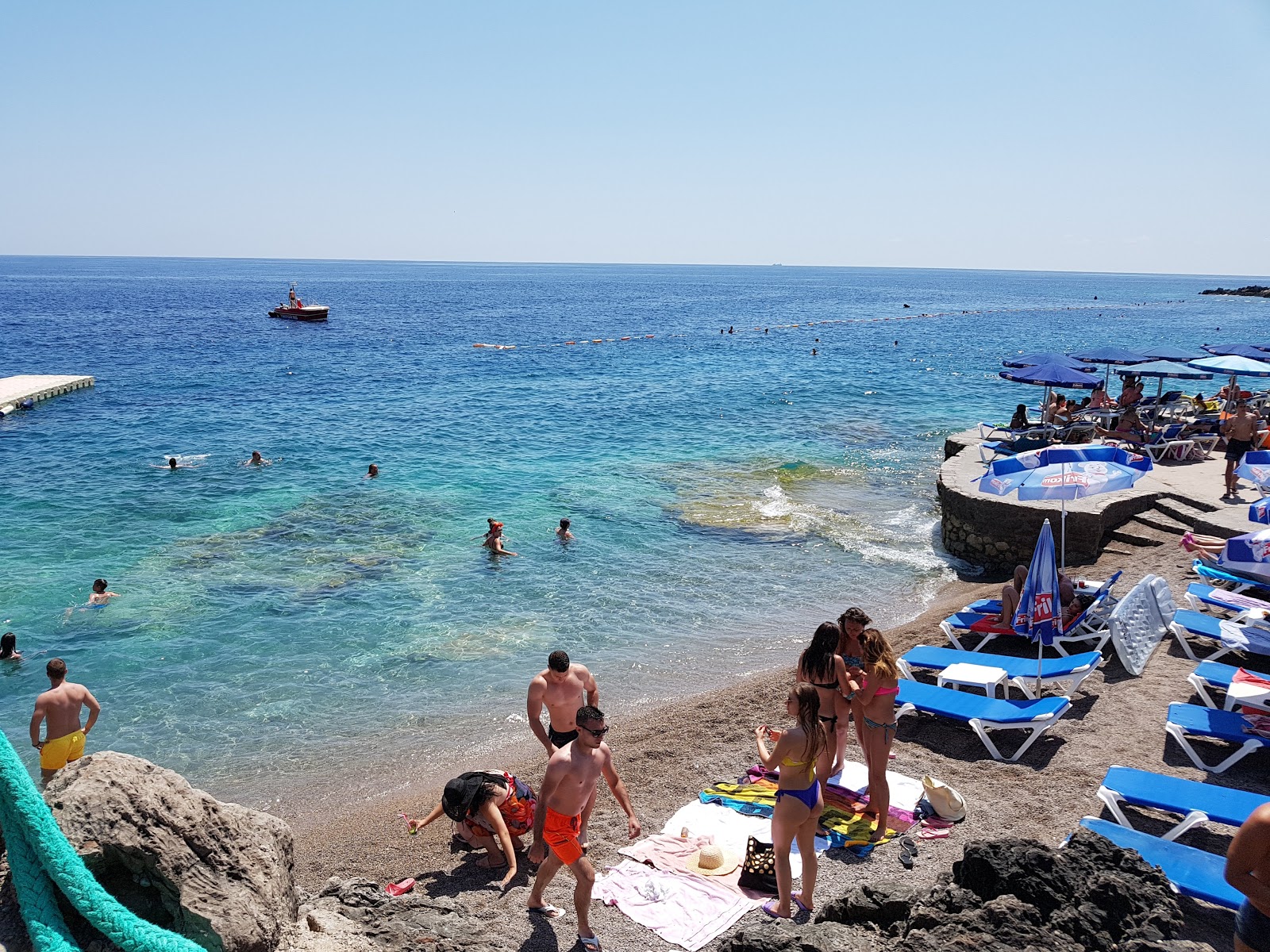 Foto di Ploce beach con una superficie del calcestruzzo