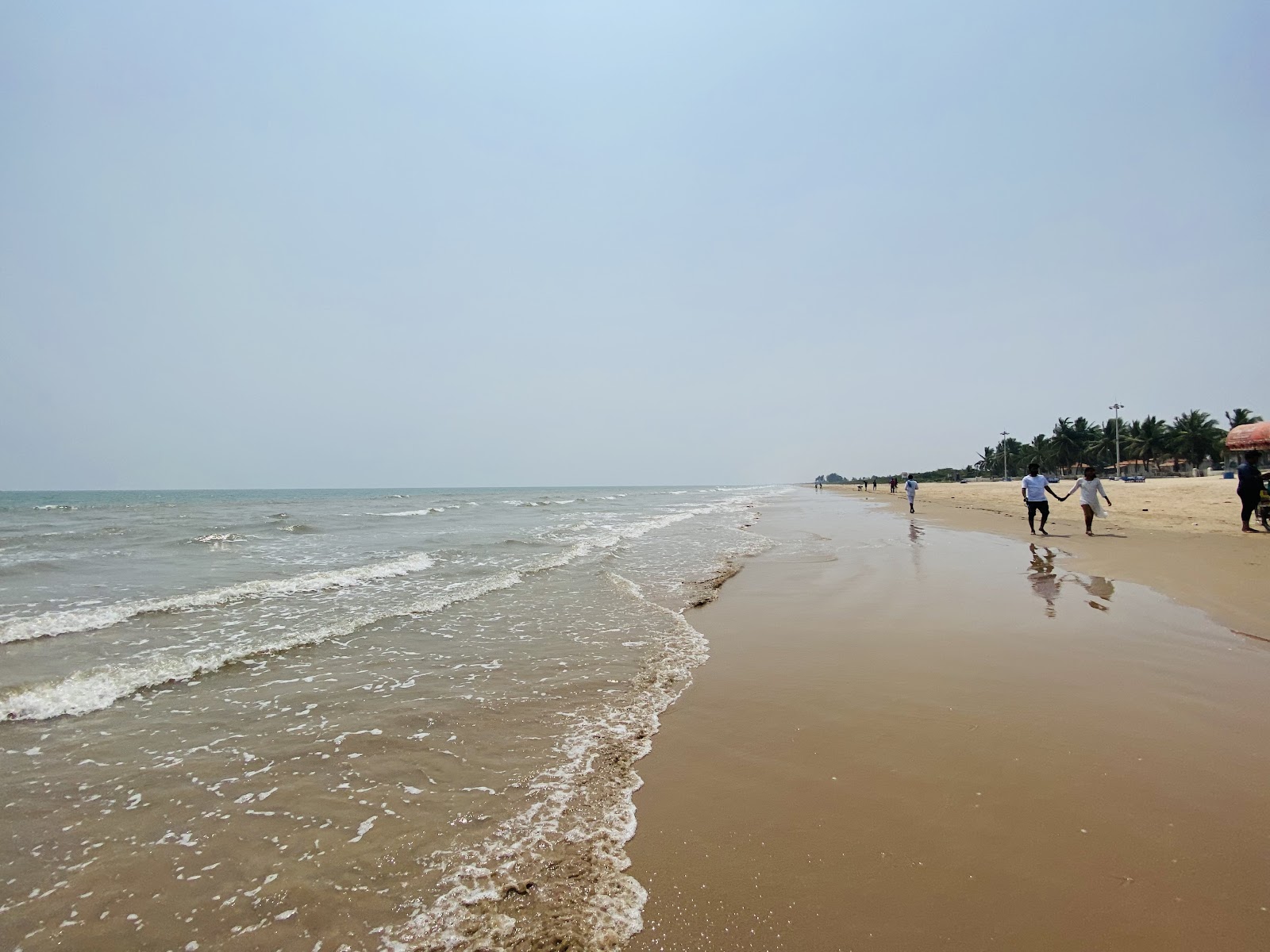 Valokuva Suryalanka Beachista. sisältäen pitkä suora