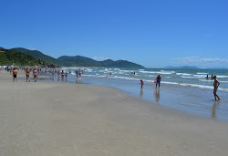Photo de Praia de Garopaba protégé par des falaises