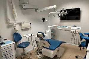 Clínica Dental Simetría Dental La Moraleja image