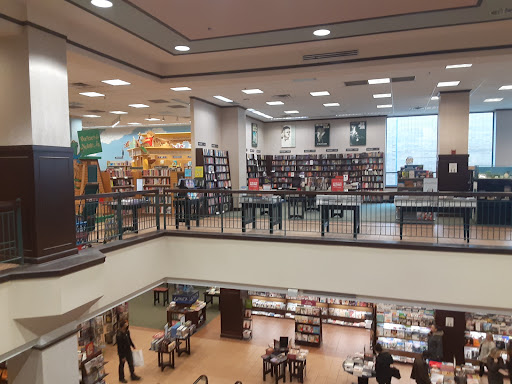 Book Store «Barnes and Noble», reviews and photos, 2500 N Mayfair Rd, Milwaukee, WI 53226, USA