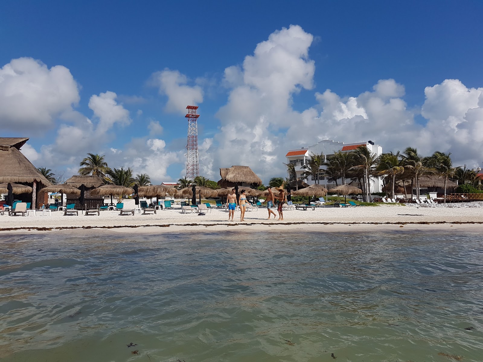 Fotografija Playa Puerto Morelos in naselje