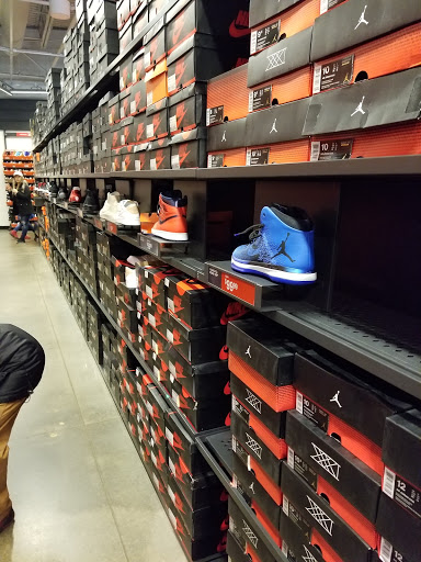 Clothing Store «Nike Factory Store», reviews and photos, 102 The Arches Cir, Deer Park, NY 11729, USA