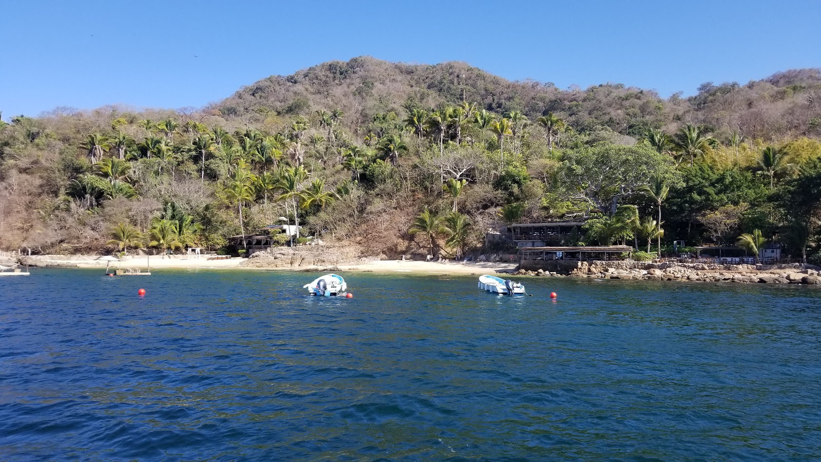 Caletas beach'in fotoğrafı dağlarla çevrili