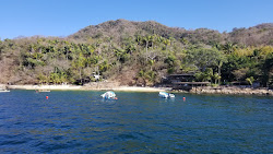 Caletas beach'in fotoğrafı dağlarla çevrili