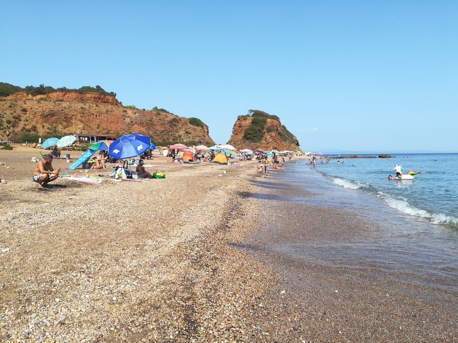 Fotografie cu Cala Seregola cu o suprafață de apă pură albastră