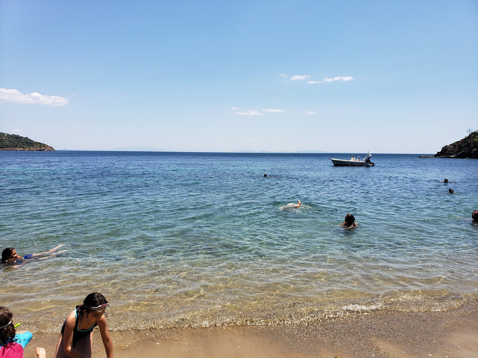 Foto von Paralia Ag. Ermogenis von Klippen umgeben