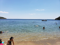 Paralia Ag. Ermogenis'in fotoğrafı uçurumlarla desteklenmiş