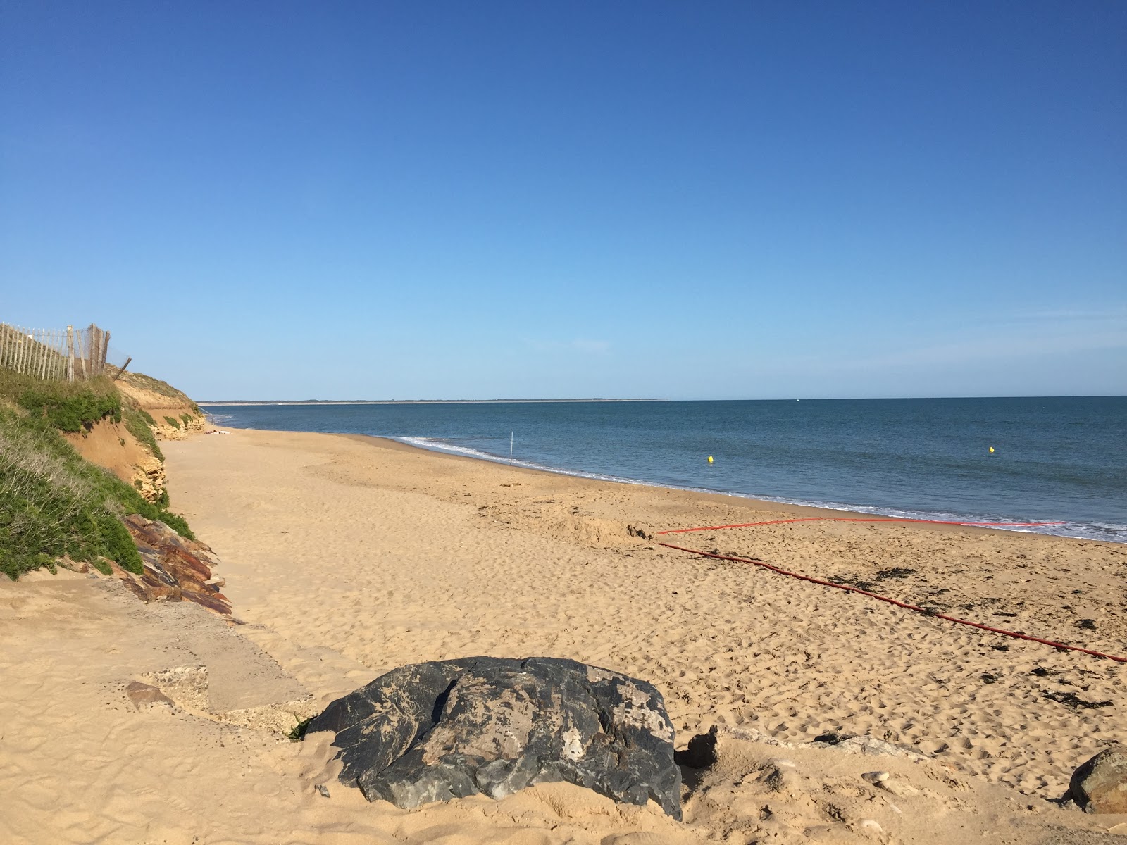 Foto de Boisvinet beach com areia clara e rochas superfície