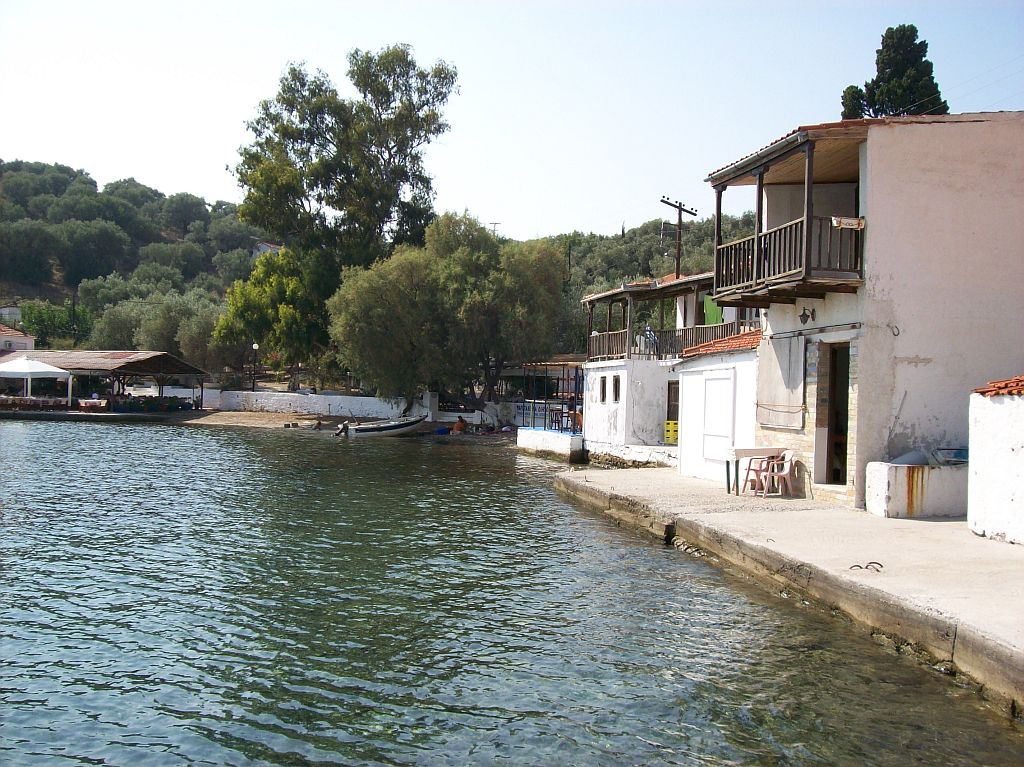 Photo de Old Trikeri Port avec un rivage spacieux