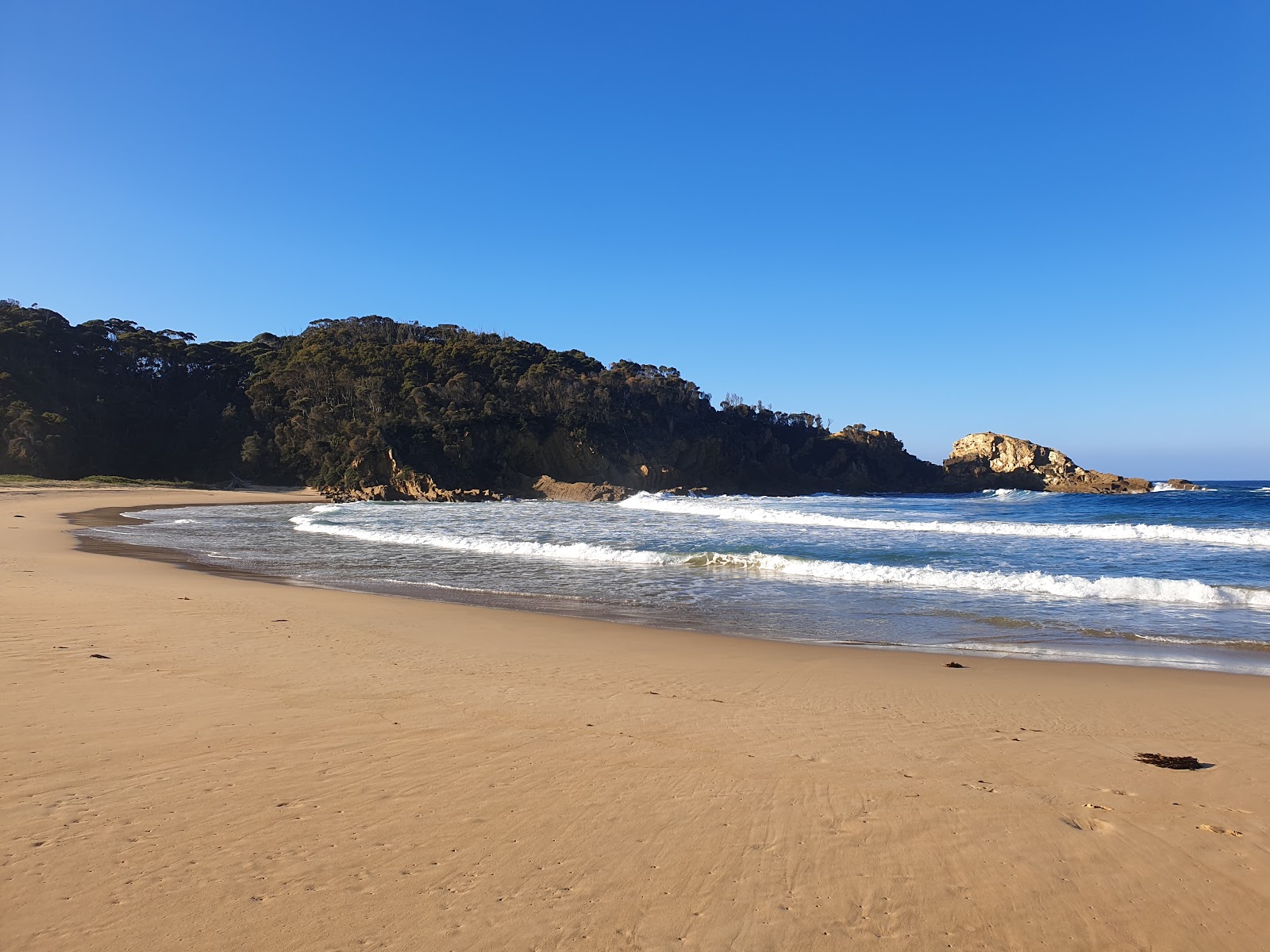 Moon Bay'in fotoğrafı dağlarla çevrili