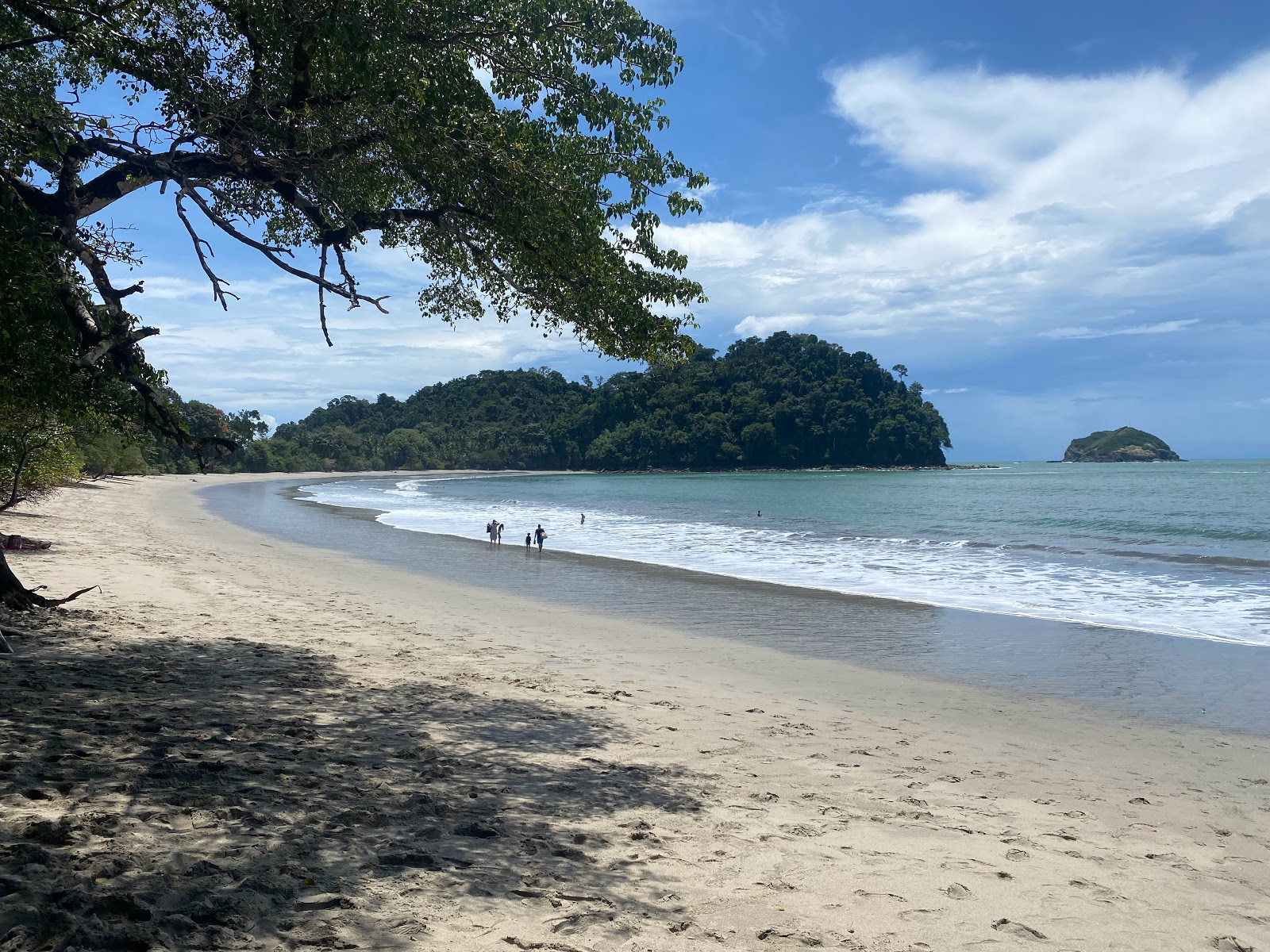 Fotografie cu Playa Espadilla Sur cu o suprafață de apa pură turcoaz