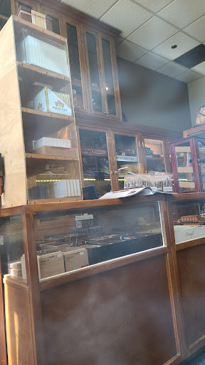 Cigar Shop «HUBBARD & STATE CIGAR SHOP», reviews and photos, 6 W Hubbard St, Chicago, IL 60610, USA