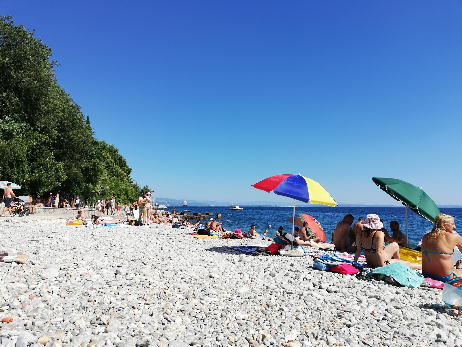 Kantrida beach'in fotoğrafı düz bir kıyı şeridi ile birlikte