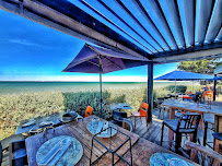 Atmosphère du Restaurant La Cabane Oceane : Nº9 Le Bar à Huîtres et La Boutique à La Flotte - n°3