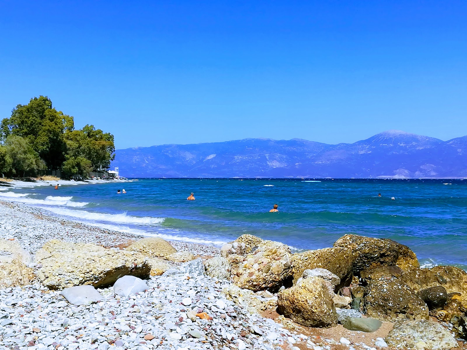 Foto von Paralia Temenis mit graue kiesel Oberfläche
