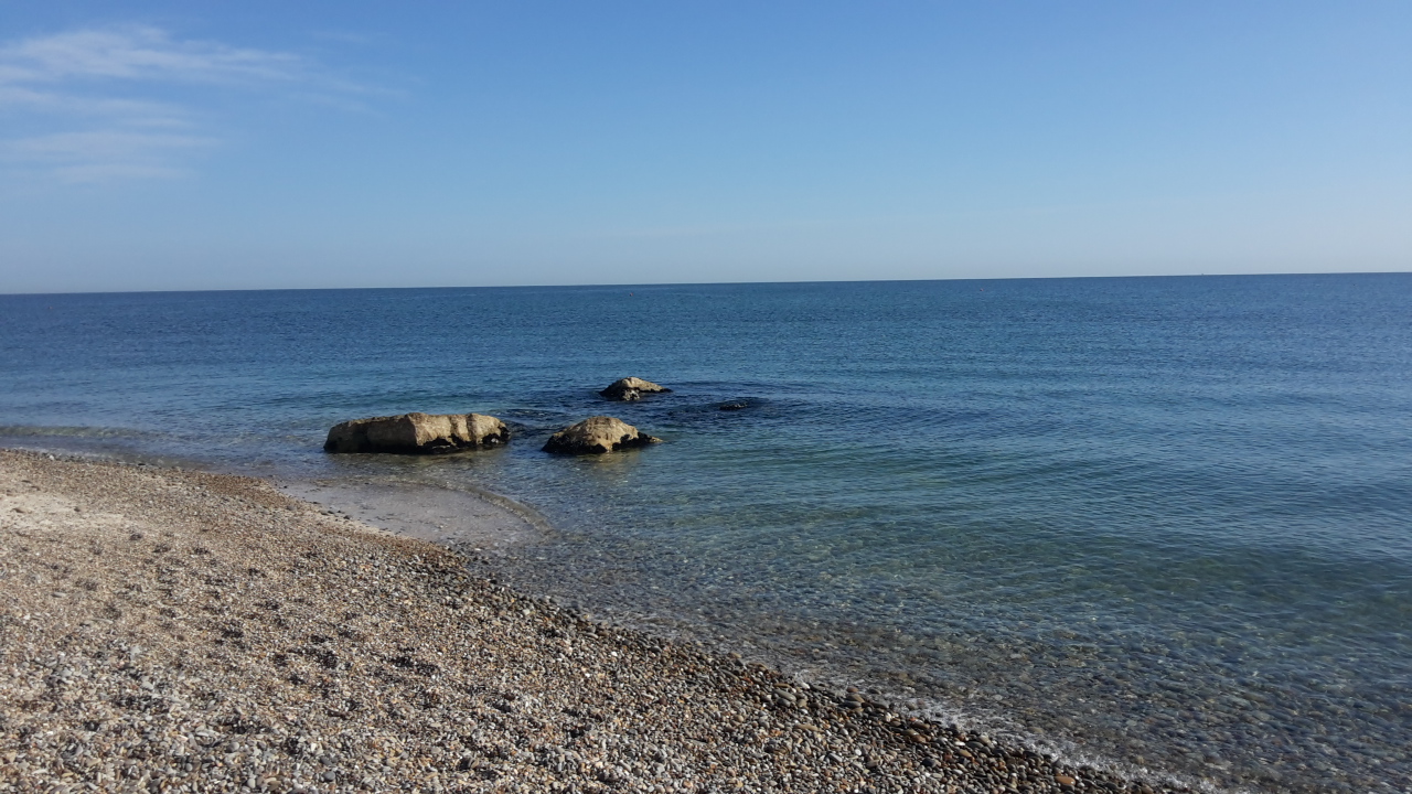 Spiaggia Baia Vallugola'in fotoğrafı - rahatlamayı sevenler arasında popüler bir yer