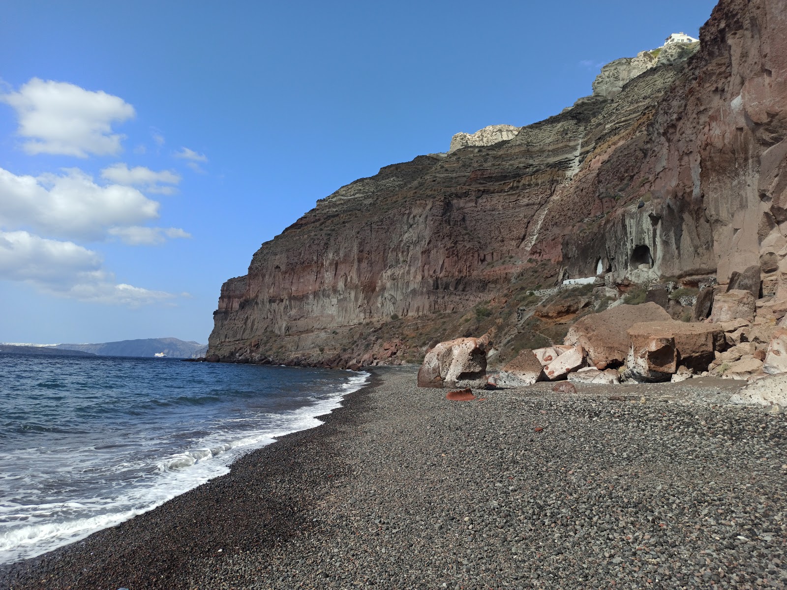 Foto de Thermes beach con agua cristalina superficie