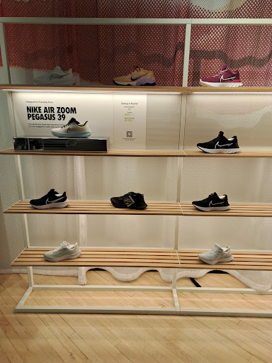 Clothing Store «Nike Lenox», reviews and photos, 3393 Peachtree Rd, Atlanta, GA 30326, USA