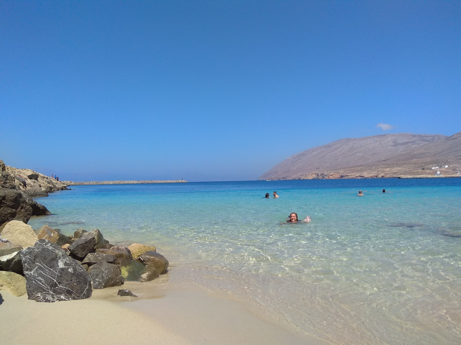 Foto de Paralia Fry con agua cristalina superficie