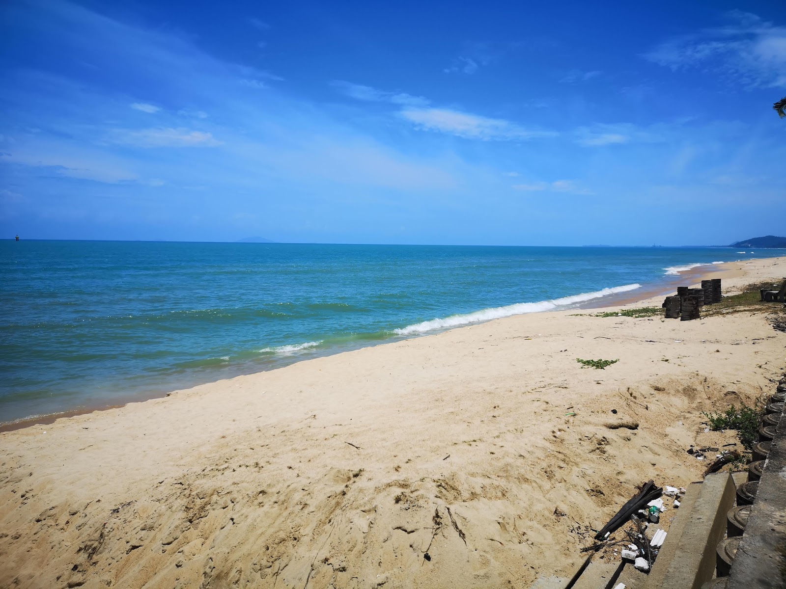 Foto di Penarik Beach con una superficie del sabbia beige