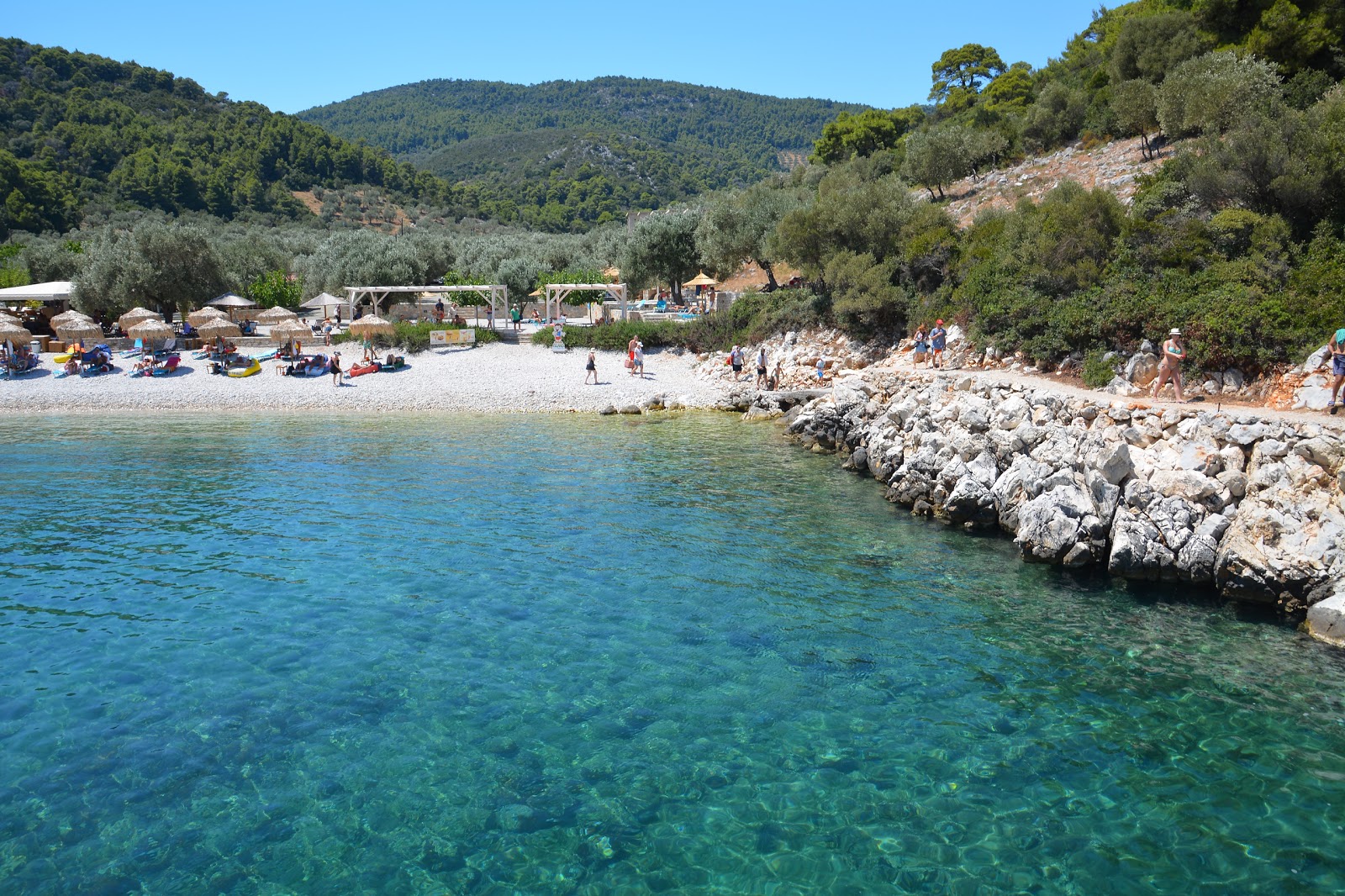 Foto di Isomata beach sorretto da scogliere