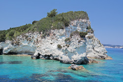 Foto de Vrika beach apoiado por penhascos