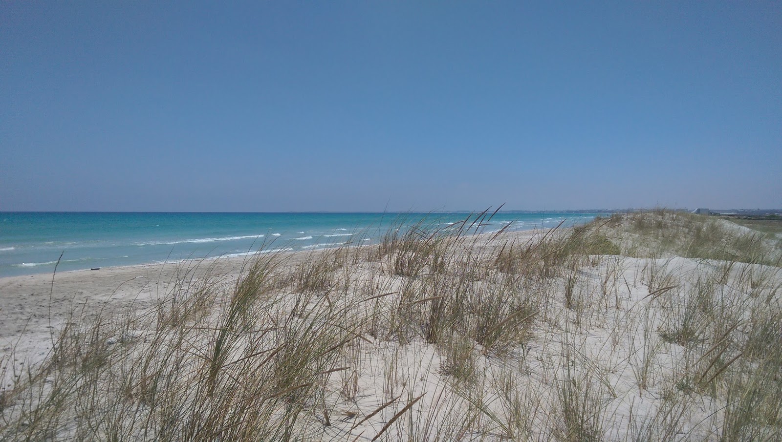 Foto von Chraff beach mit weißer sand Oberfläche