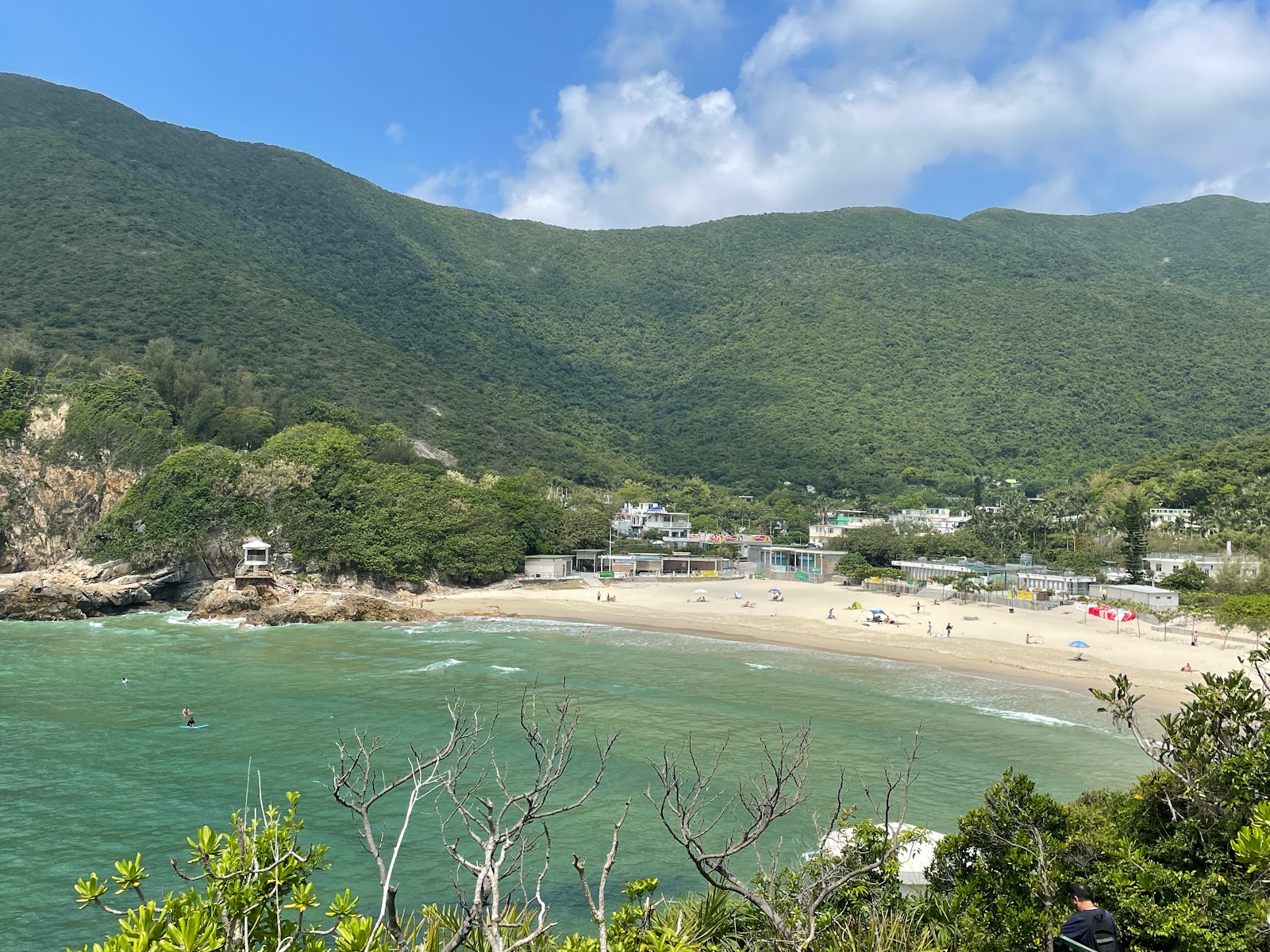 Big Wave Bay Beach的照片 被山脉环绕