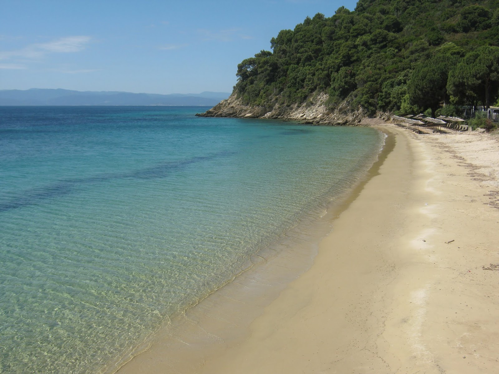 Foto von Xenia beach mit grauer sand Oberfläche