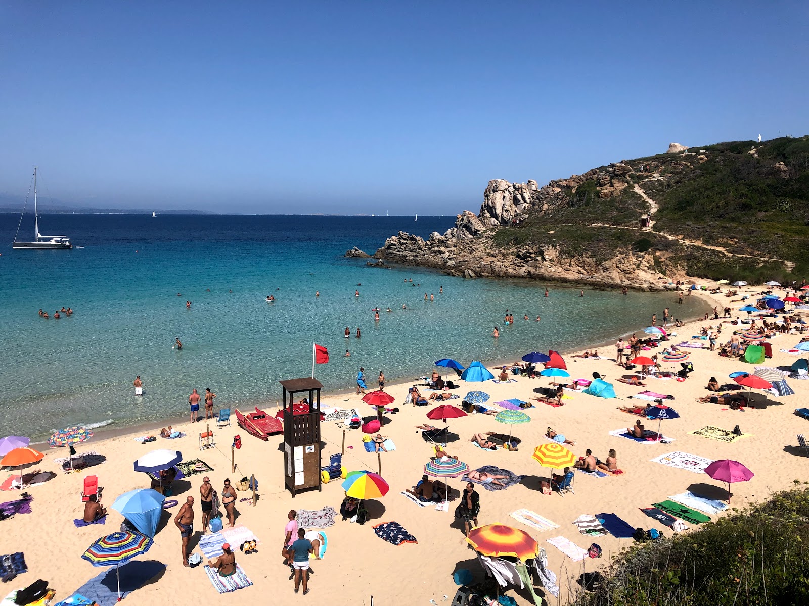 Foto di Spiaggia Rena Bianca con una superficie del sabbia beige fine