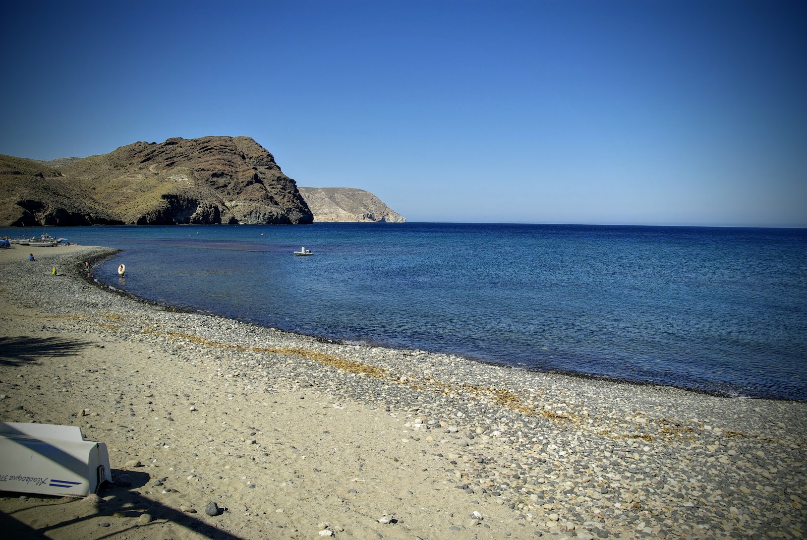 Foto di Playa de las Negras con una superficie del acqua blu