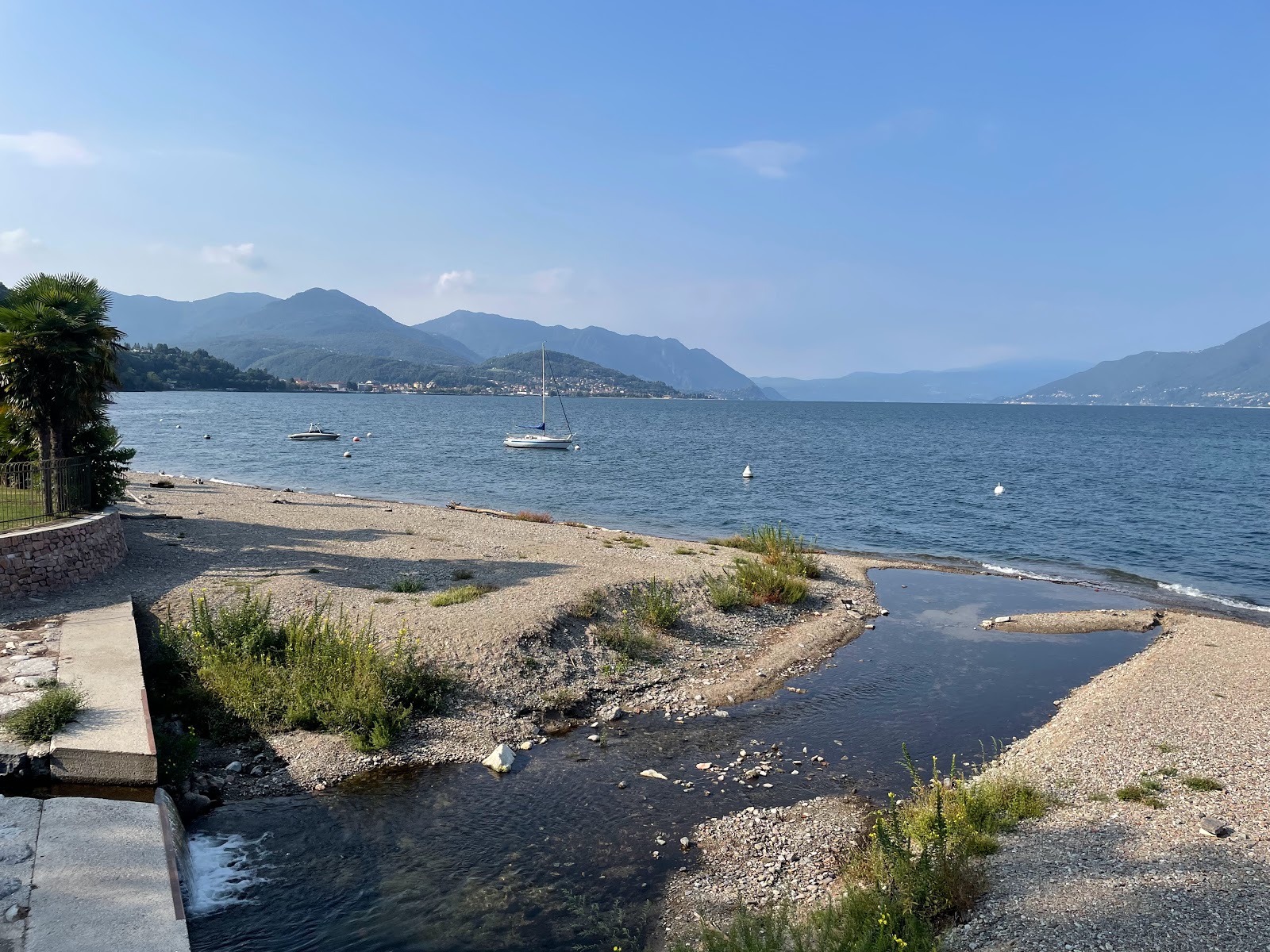 Colmegna Spiaggia的照片 带有碧绿色纯水表面