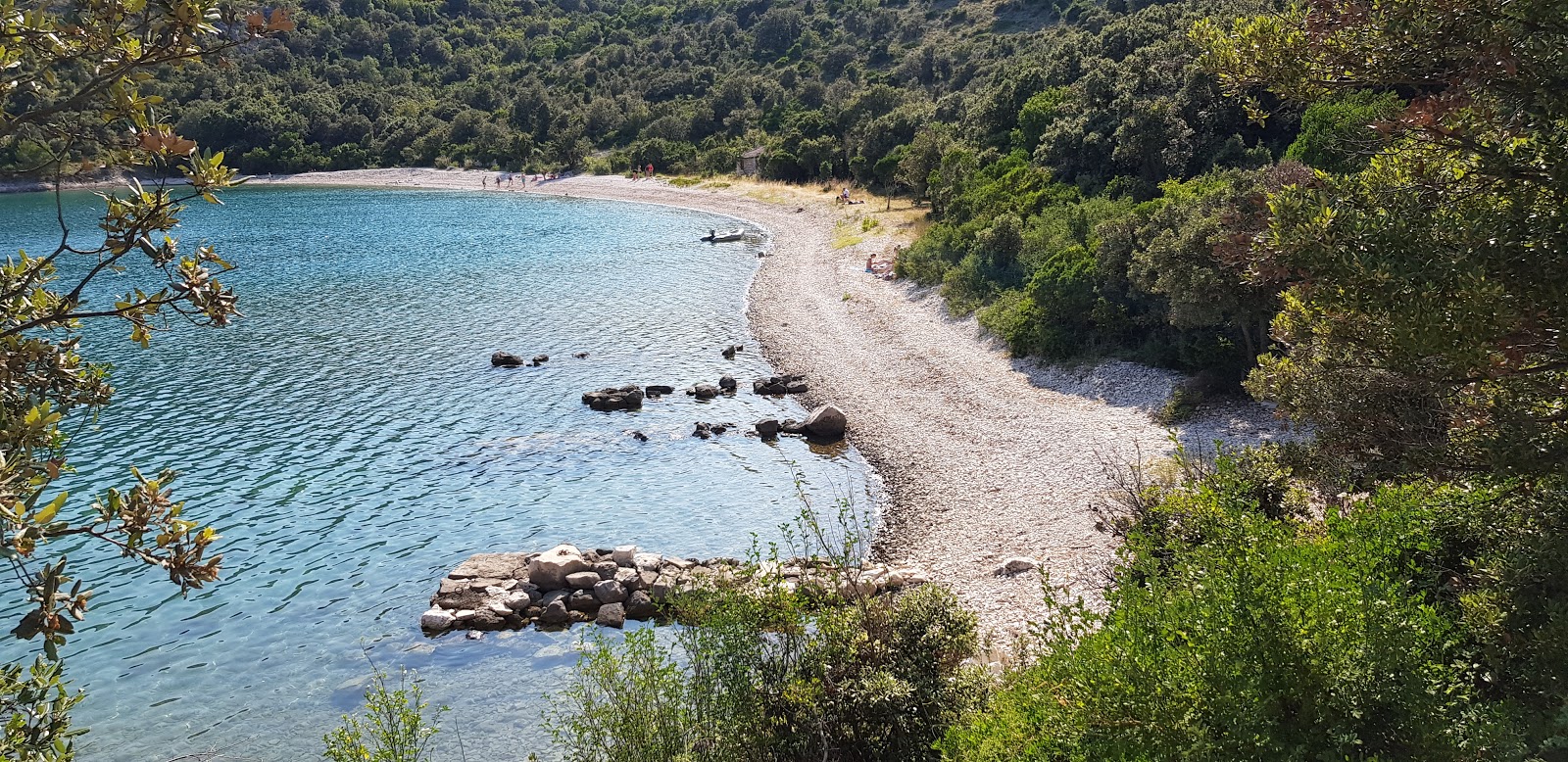 Luka beach'in fotoğrafı - rahatlamayı sevenler arasında popüler bir yer
