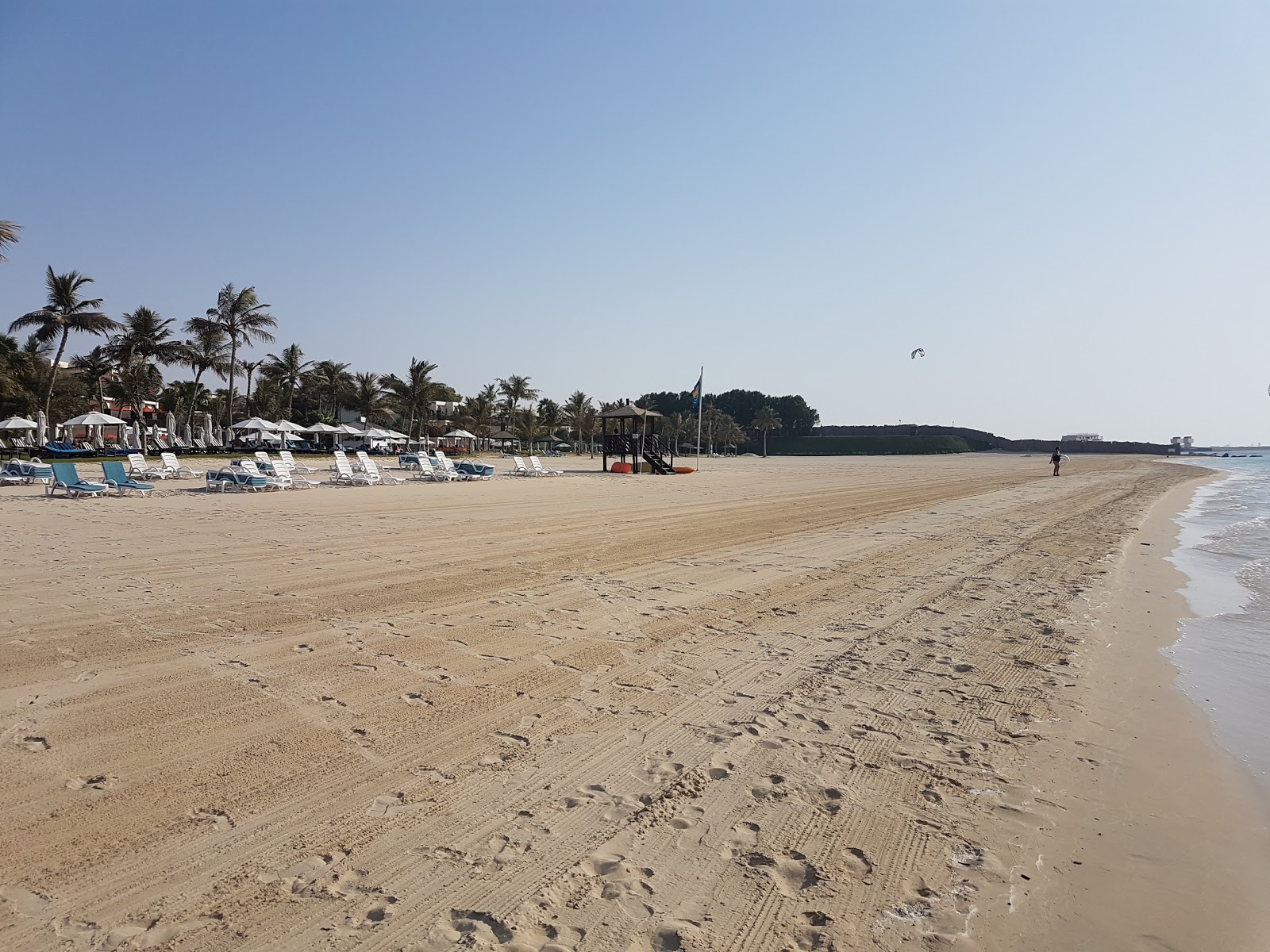 Valokuva Jebel Ali Beachista. - suosittu paikka rentoutumisen tuntijoille