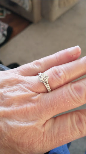 Jewelry Store «Kay Jewelers», reviews and photos, 3265 W Market St #220, Akron, OH 44333, USA