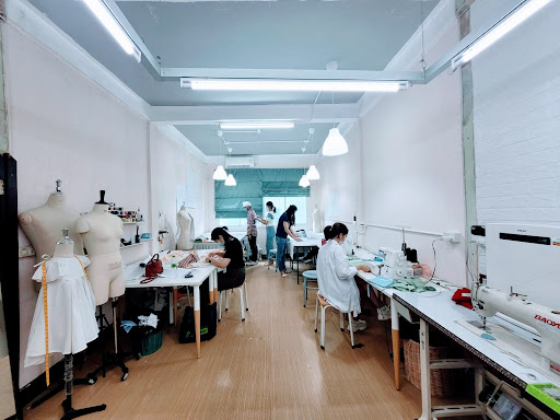 Nitikarn studio สอนตัดเย็บเสื้อผ้า สร้างเเพทเทิรน์ รับผลิตเสื้อผ้า เสื้อผ้าสำหรับผู้ประกอบการ