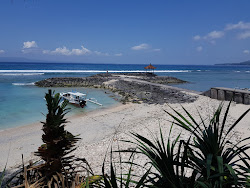 Foto di Candidasa Beach sorretto da scogliere