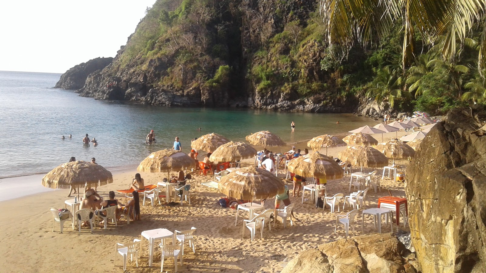 Foto af Praia do Cachorro bakket op af klipperne