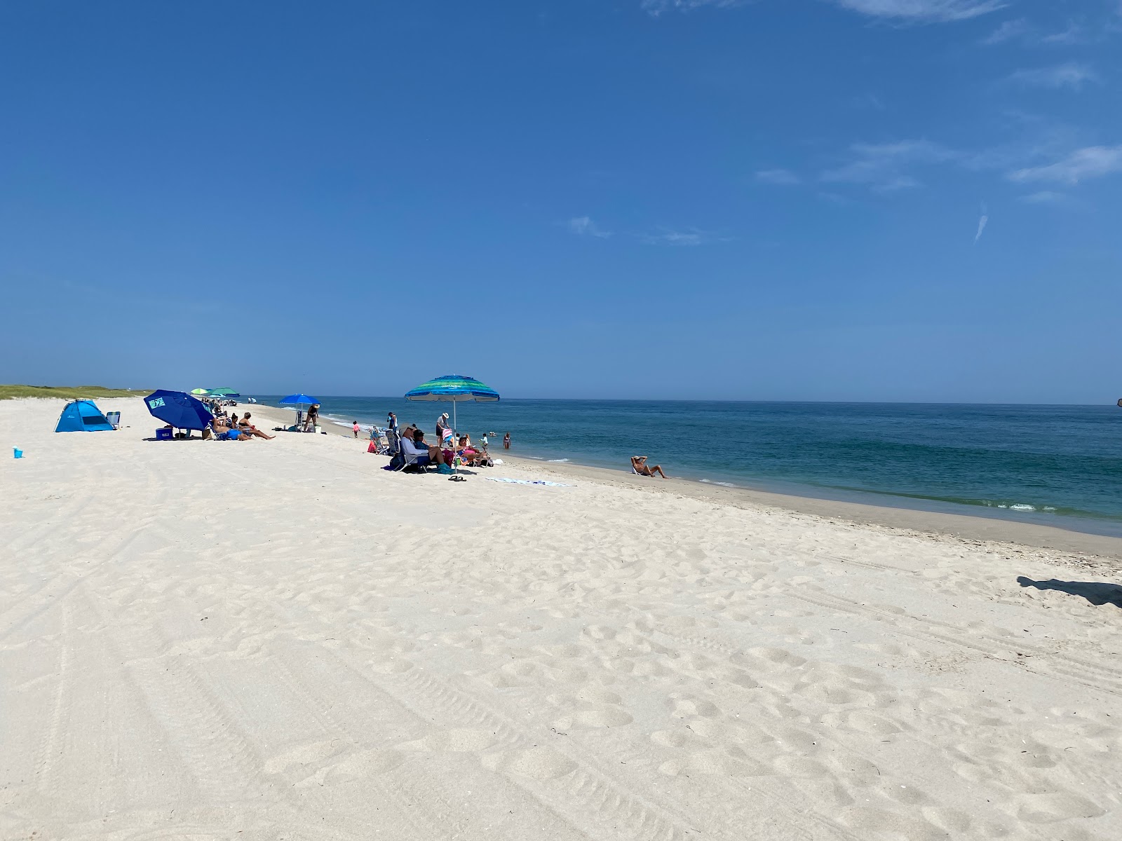 Foto av Ocean Swimming med fin beige sand yta