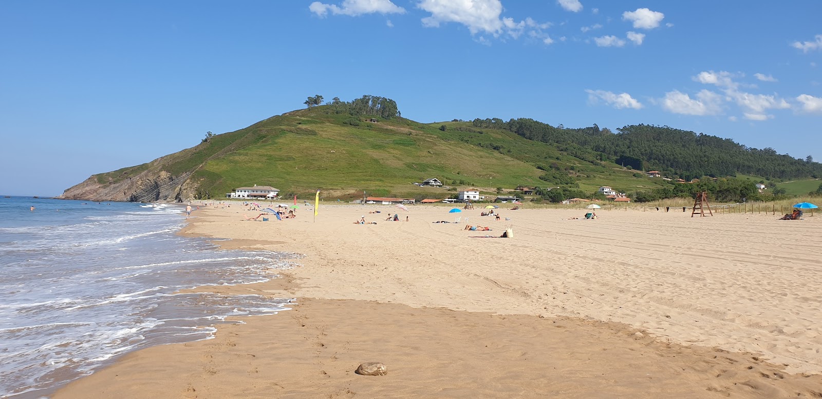 Photo de Playa la Vega entouré de montagnes