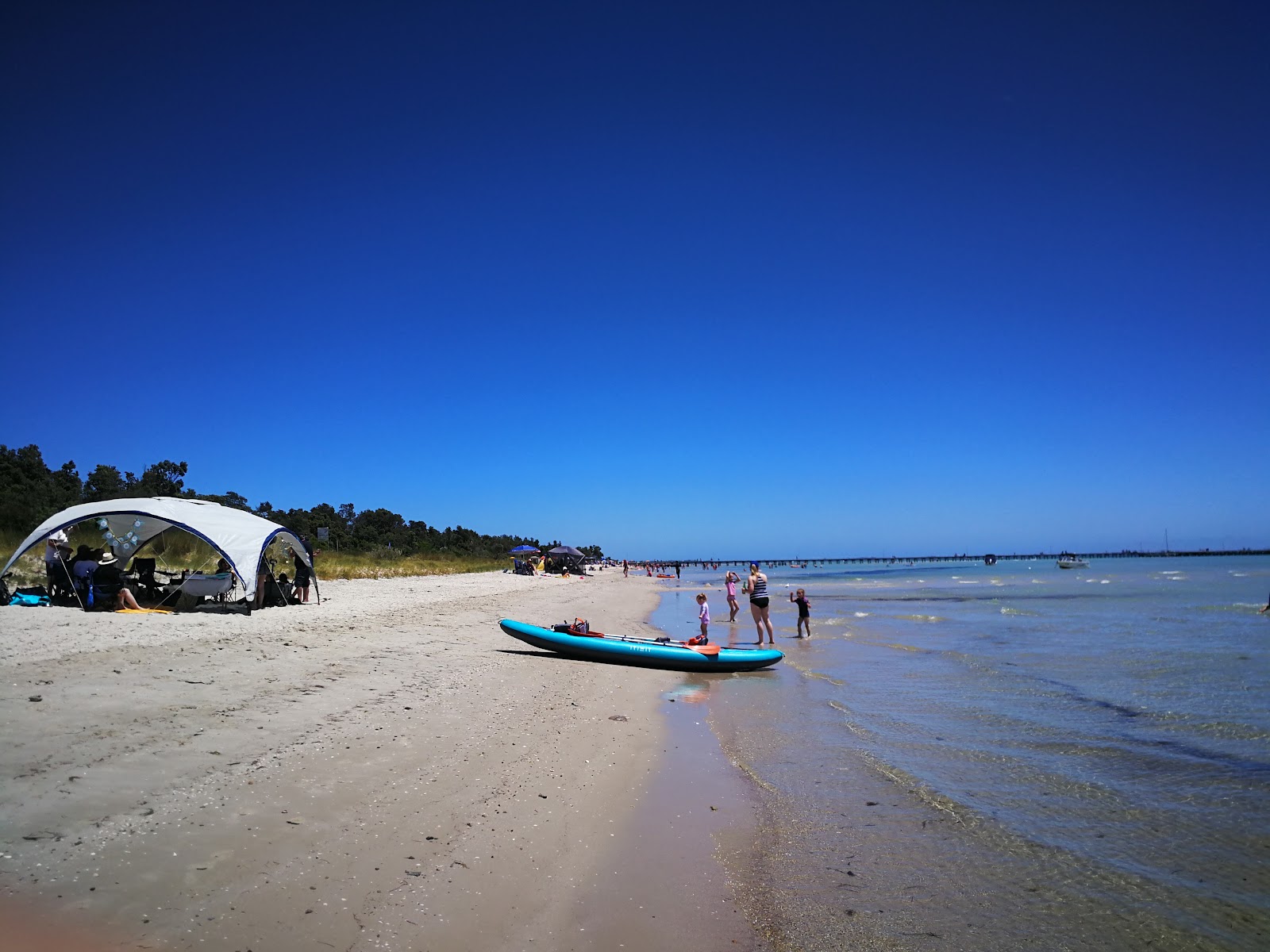 Rosebud Beach的照片 带有碧绿色纯水表面