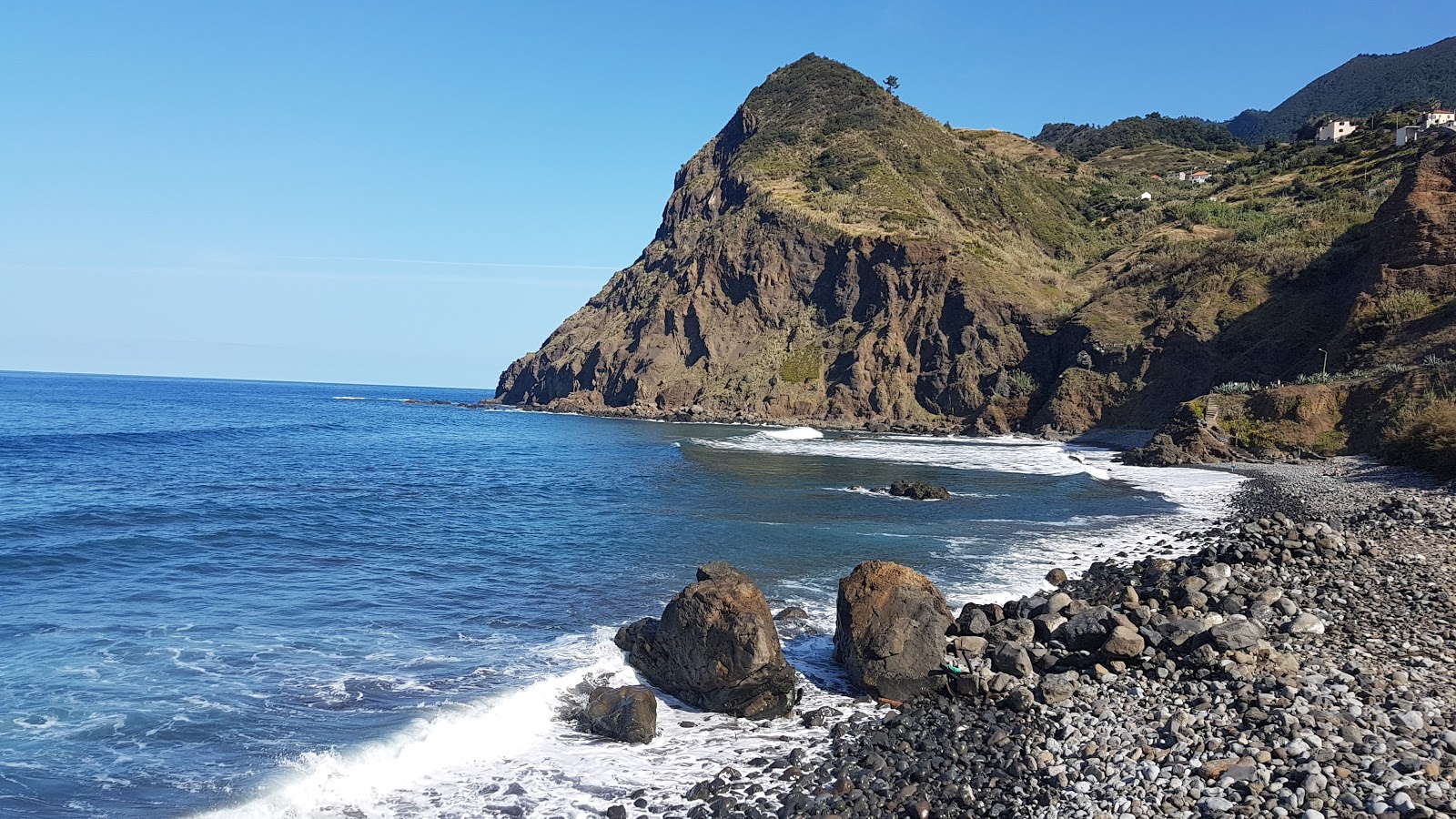 Praia da Maiata的照片 带有灰卵石表面