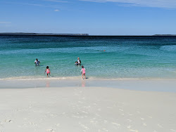 Foto von Chinamans Beach mit geräumige küstenlinie