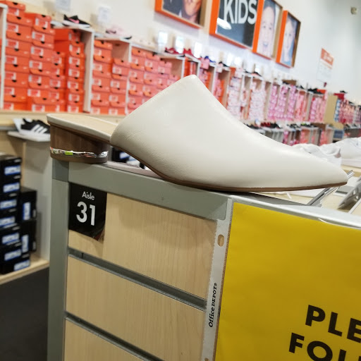 Shoe Store «DSW Designer Shoe Warehouse», reviews and photos, 4039 Richmond Rd, Warrensville Heights, OH 44122, USA