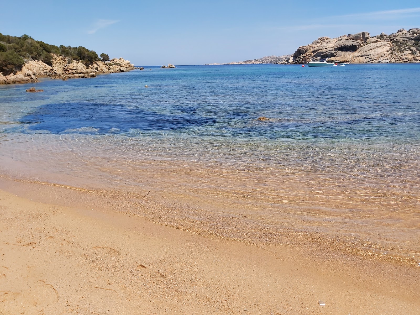 Foto de Costone beach com pequena baía