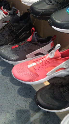 Shopping Mall «Southland Terrace Shopping Center», reviews and photos, 3971 7th Street Rd, Louisville, KY 40216, USA