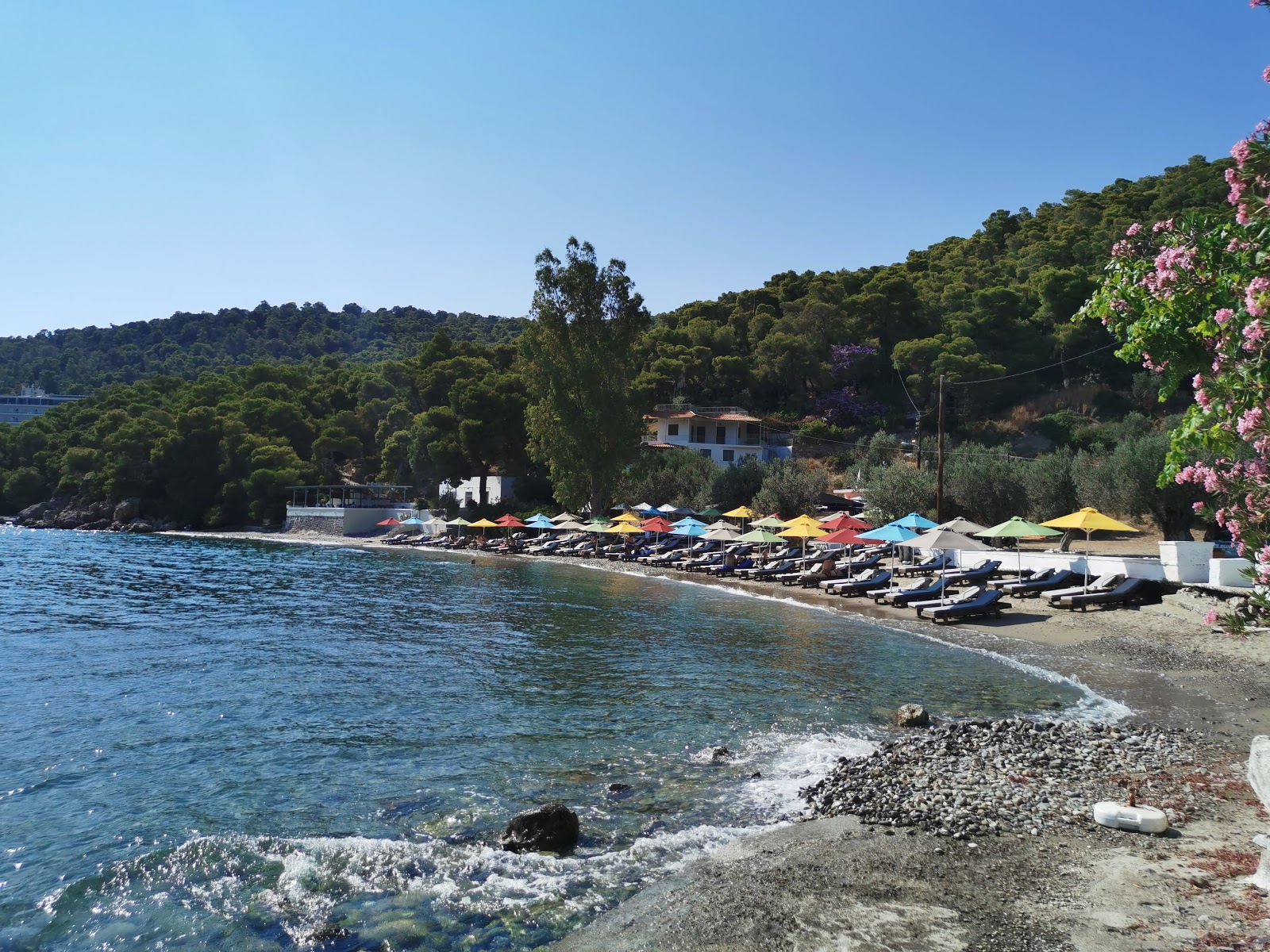 Foto von Monastiri Beach mit beiger sand & kies Oberfläche