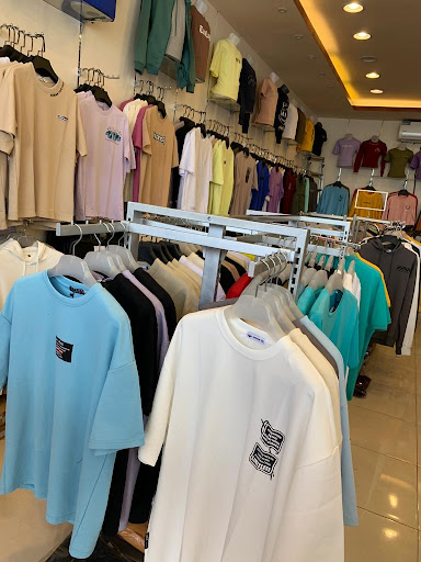 متجر مع الرجل للملابس الرجالية 